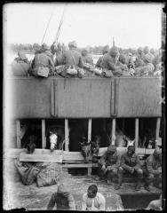 Imagine atasata: BRAILA Troupes turques embarquant sur le dernier bateau le Minna horn.jpg