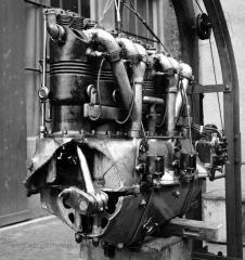 Imagine atasata: Detail engine bay. Benz Bz.III damaged engine left side (AL0418-181).jpg