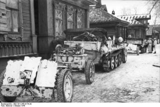 Imagine atasata: Bundesarchiv_Bild_101I-268-0176-29,_Russland,_Kettenfahrzeug_mit_Anhänger.jpg