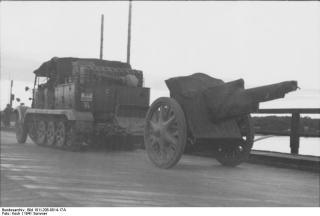 Imagine atasata: Bundesarchiv_Bild_101I-208-0014-17A,_Russland-Nord,_Zugkraftwagen_mit_Geschütz_auf_Brücke.jpg