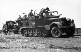 Imagine atasata: Bundesarchiv_Bild_101I-290-1116-07,_Russland,_Halbkettenfahrzeug_mit_Geschütz.jpg