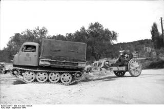 Imagine atasata: Bundesarchiv_Bild_101I-203-1696-25,_Albanien,_Raupenschlepper_Ost_mit_Kanone.jpg