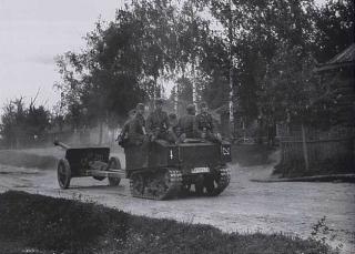 Imagine atasata: Gepanzerter Vollkettenschlepper Vickers-Armstrong VA601 (b) & 7,5 cm PAK 41, 131. Inf.Div., 001.jpg