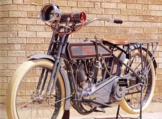 Imagine atasata: 1915_Harley-Davidson_11-F_Left-Front.jpg