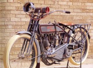 Imagine atasata: 1915_Harley-Davidson_11-F_Left-Front.jpg