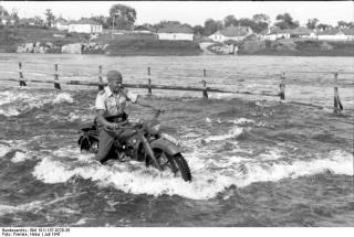 Imagine atasata: Bundesarchiv_Bild_101I-187-0228-38,_Russland,_Luftwaffensoldat_auf_BMW-Krad.jpg