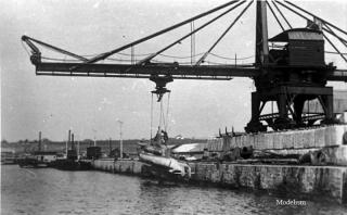 Imagine atasata: macaraua%20Titan%20cu%20un%20submarin%20CB.jpg