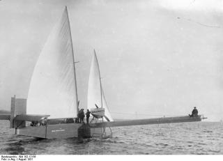 Imagine atasata: Bundesarchiv_Bild_102-12156,_Wasserflugzeug_mit_Segeln.jpg