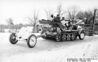 Imagine atasata: sd-kfz-10-halftrack-tows-37mm-pak-antitank-gun.jpg