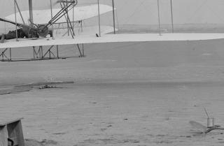 Imagine atasata: Wright Brothers plane takeoff first flight 120 feet 17 Dec 1903 detail small size.jpg