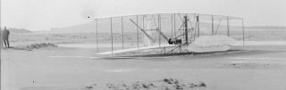 Imagine atasata: Wright Brothers plane after last flight 59 sec 17 Dec 1903 small size.jpg
