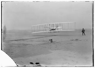 Imagine atasata: Wright Brothers plane takeoff first flight 120 feet 17 Dec 1903 full.jpg