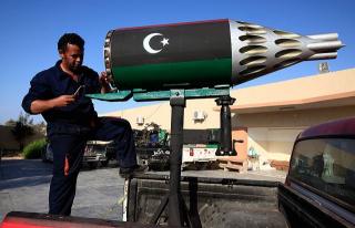 Imagine atasata: Libyan_rebel_fixes_UB-32_57mm_helicopter_rocket_launcher_pod_on_light_pickup_truck_001.jpg