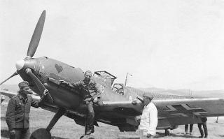 Imagine atasata: Messerschmitt-Bf-109E7B-7.JG26-(W12+I)-WNr-3826-with-ground-crew-Gela-Sicily-1941-02.jpg