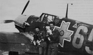 Imagine atasata: Me109E7-RRAF-7th-Grupul-52nd-Escadrille-Yellow65-Pilots-Ion-Galea-&-Horia-Pop-&-Friend-Mamaia-Airfield-Romania-1943-101cf+s.jpg