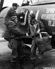 Imagine atasata: 1lt_Robert_S.Johnson_and_CAPT_Mahurin_beside_P-47D_42-8487_UN-M.jpg