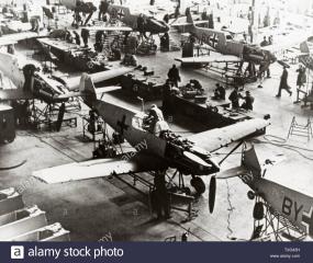Imagine atasata: 1 a  assembly-line-of-the-german-messerschmitt-bf-109-fighter-planes-in-the-messerschmitt-factories-in-regensburg-1940-TXG43H.jpg