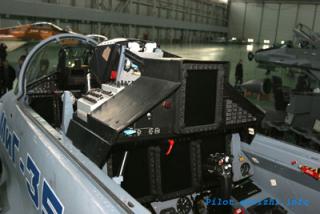 Imagine atasata: MiG_35_cockpitg.jpg