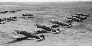 Imagine atasata: zzzzzzzzz Messerschmitt-Bf-109E3-FARR-Stkz-SK+CD-WNr-2714-Pipera-Bukarest-Romania-1941-01.jpg