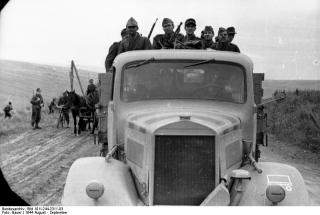 Imagine atasata: 1944_Bundesarchiv_Bild_101I_244_2311_03__R_ckzug_nach_Ungarn__Transport.JPG