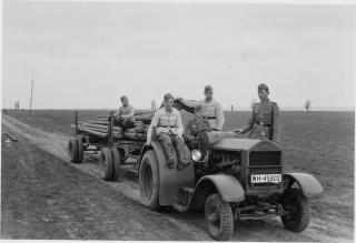 Imagine atasata: Hanomag_Diesel_tractor_1.jpg