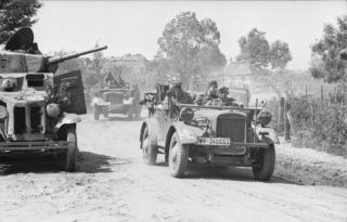 Imagine atasata: Bundesarchiv_Bild_101I-186-0199-07A,_Russland,_motorisierte_Truppen,_russischer_Panzerwagen_BA10.jpg