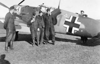 Imagine atasata: Messerschmitt-Bf-109E3-5.JG52-Red-1-Oblt.-August-Wilhelm-Schumann-based-in-Mannheim-Sandhofen-Nov-Dec-1939-01.jpg