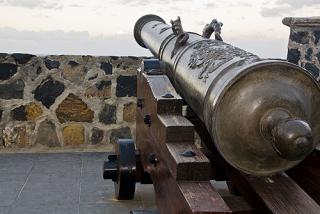 Imagine atasata: tun-medieval-spaniol-la-o-fortareata-de-coasta-in-tenerife.jpg