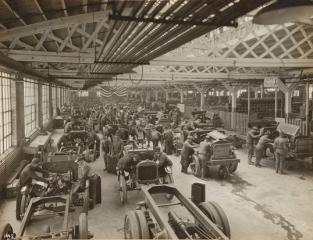 Imagine atasata: diamond-t-motor-car-co-assembly-of-trucks-alongside-civilian-models-april-30-1918-e1535575669477.jpg