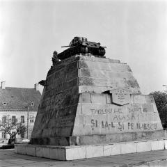 Imagine atasata: cj Monumentul-tanchistilor-sovietici-care-era-amplasat-in-actuala-P-ta-Avram-Iancu-anul-1990..jpg