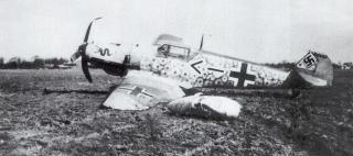 Imagine atasata: zzzzzzzzzzzzzzzzzz  Messerschmitt-Bf-109E7-Stab-I.JG3-landing-accident-France-1941 aaa.jpg