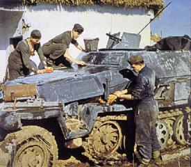 Imagine atasata: Sdkfz_250_la_curatat.jpg