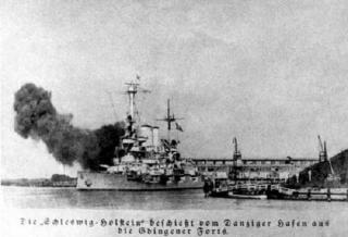 Imagine atasata: Schleswig_Holstein_fires_at_Gdynia_1939.jpg