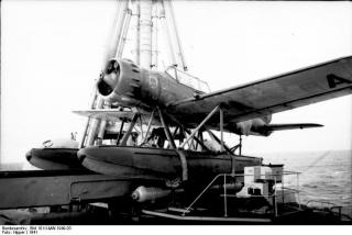 Imagine atasata: AradoAr-196AdmiralHipper.jpg