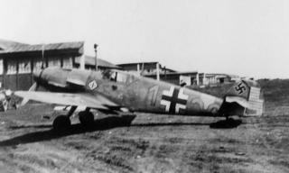 Imagine atasata: Messerschmitt-Bf-109F4-9.JG52-Yellow-1-Herman-Graf-WNr-7420-Russia-May-15-1942-02.jpg