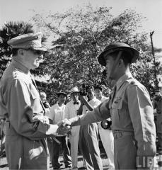 Imagine atasata: MacArthur-congratulates-Villamor.jpg