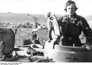 Imagine atasata: Bundesarchiv_Bild_101III_Zschaeckel_206_34__Schlacht_um_Kursk__Panzer_VI__Tiger_I_.jpg