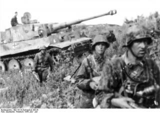 Imagine atasata: Bundesarchiv_Bild_101III_Zschaeckel_206_35__Schlacht_um_Kursk__Panzer_VI__Tiger_I_.jpg