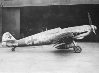Imagine atasata: Messerschmitt-Bf-109G-6-U2-W.Nr_.-412951-White-16-of-3.-JG-301-one-of-two-aircraft-which-landed-in-error-at-Manston-on-21-July-1944.jpg