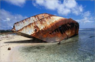 Imagine atasata: john-borthwick-das-rostige-wrack-eines-yankee-clipper-auf-dem-weissen-sand-von-rarotonga-110671.jpg