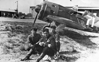 Imagine atasata: Polikarpov-I-16-type-18-4GvIAP-KBF-Air-Force-Baltic-Fleet-White-71-HSU-Ivan-G-Romanenko-Finnish-front-1941.jpg