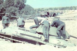 Imagine atasata: zzz rus 19 Deutsche Soldaten inspizieren abgeschossenen T-34-76-color photo-ww2shots-army.jpg