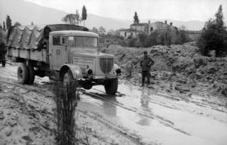 Imagine atasata: Bundesarchiv_Bild_101I-315-1117-18,_Italien,_LKW_auf_überfluteter_Landstraße.jpg