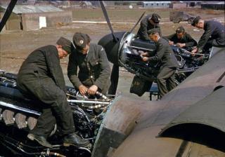 Imagine atasata: zzzz lancaster Mechanics_work_on_the_engines_of_a_Lancasterbomber,_Bottesford_\'42.jpg
