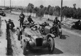 Imagine atasata: zzzzz3863_front_newspaper_is_distriputed_by_fast_dispatch_riders_in_a_delahaye_135_cs_racing_car.jpg