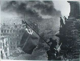 Imagine atasata: Red_army_soldiers_raising_the_soviet_flag_on_the_roof_of_the_reichstag_berlin_germany.jpg